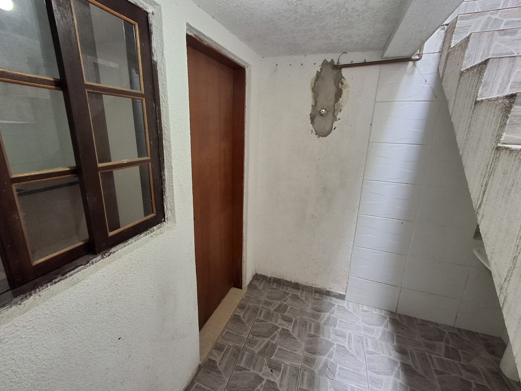 Casa de Fundos para Locação – Outeiro de Passárgada, Cotia/SP Casa de Fundos para Locação – Outeiro de Passárgada, Cotia/SP